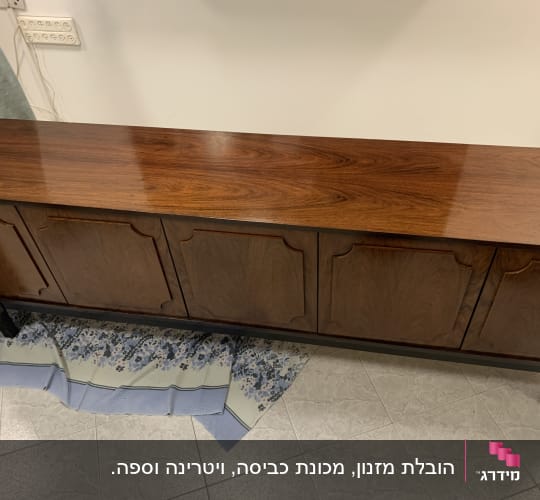 ארון עץ חום עם דלתות מעוצבות על שטיח